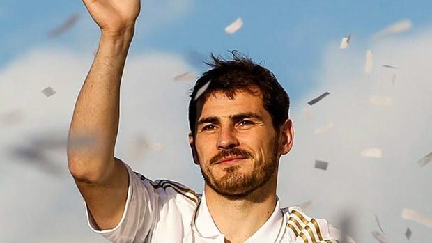 Iker Casillas anuncia su retirada definitiva como futbolista.