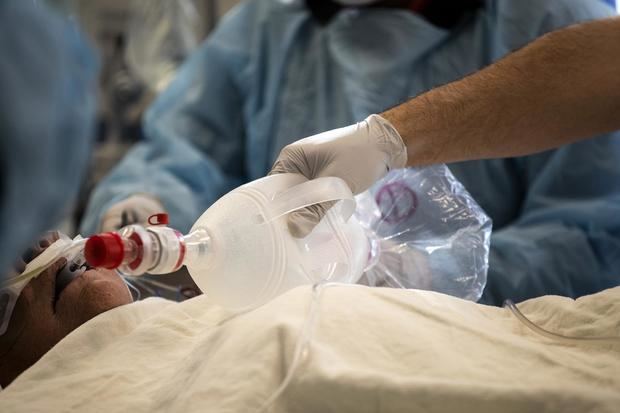 Una enfermera atiende a un paciente de covid-19 , en una fotografía de archivo. 