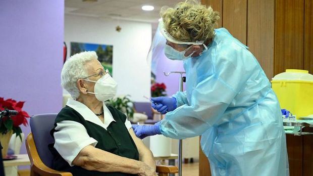 Araceli, tiene 96 años y es la primera española en recibir la vacuna del coronavirus.