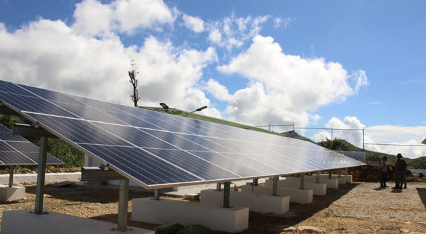 Supervisan proyecto de electricidad fotovoltaica en provincia Independencia