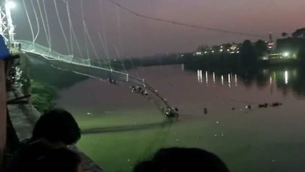 Víctimas del derrumbe del puente colgante en la India.