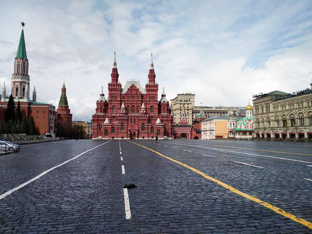 Vista del Museo Histórico (al fondo) en la Plaza Roja de Moscú, Rusia.