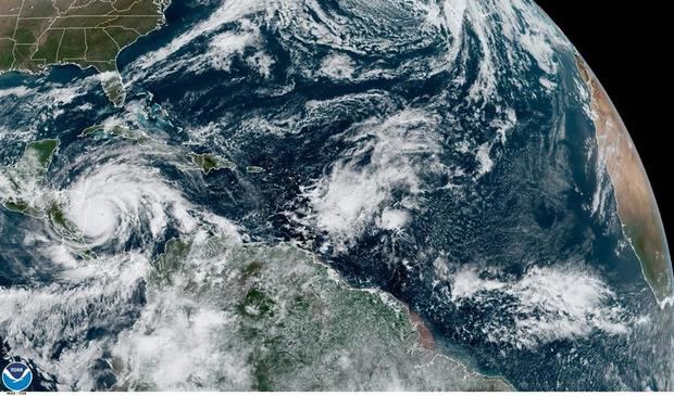Fotografía satelital cedida por la Oficina Nacional de Administración Oceánica y Atmosférica (NOAA) por vía del Centro Nacional de Huracanes (NHC) donde se muestra la localización del huracán Iota a las 10:00 hora local (15:00 GMT).