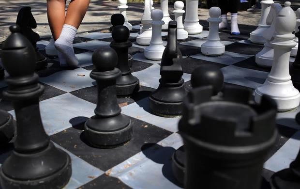 Imagen de un tablero de ajedrez gigante en una de las áreas deportivas de La Habana Vieja, en la Habana, Cuba.