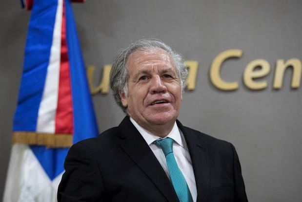El secretario general de la Organización de Estados Americanos (OEA), Luis Almagro, participa este lunes durante la firma de un acuerdo para auditar el proceso del voto automatizado en las suspendidas elecciones municipales, en Santo Domingo (República Dominicana).