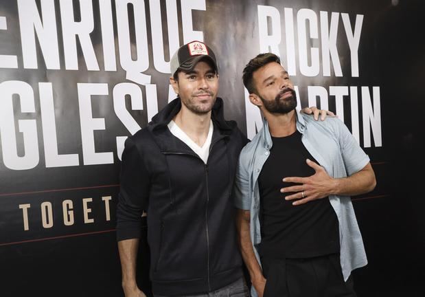 Los cantantes Ricky Martin y Enrique Iglesias.