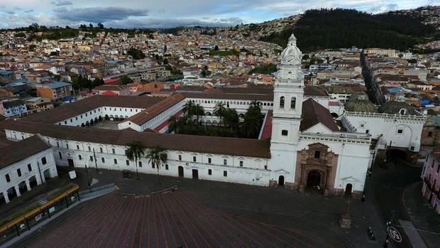 Fotografía de archivo fechada el 9 de mayo de 2020 que muesta una vista aérea de la Iglesia de Santo Domingo, en Quito (Ecuador). 