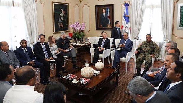 Presidente Danilo Medina en reunión con representantes de Montecristi y funcionarios del Gobierno, donde acordaron acciones para mitigar los daños ocasionados por el huracán María.