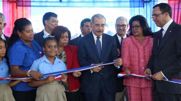 Danilo Medina durante inauguración de escuelas