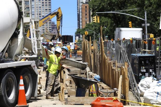 Trabajadores de la construcción realizan sus actividades en una obra en Nueva York.