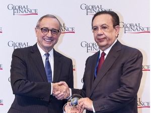 Entrega del premio al gobernador del Banco Central dominicano, Héctor V. Albizu. 