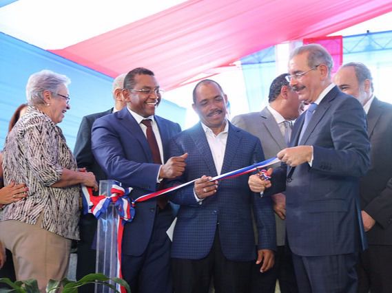 Presidente Medina inaugura hospital El Almirante