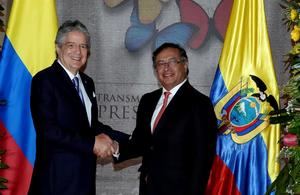 El presidente e Ecuador, Guillermo Lasso (i), se reunió con el presidente electo de Colombia Gustavo Petro.