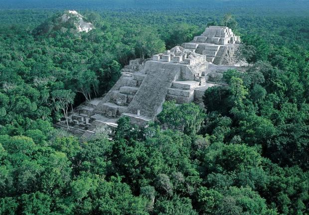 Fotografía cedida este martes por la Secretaría de Fomento Turístico de Yucatán (México) que muestra el Palacio del enano, en la zona arqueológica de Uxmal.