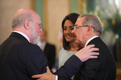 El ministro Pedro Vergés saluda al presidente Medina y a la Primera Dama.