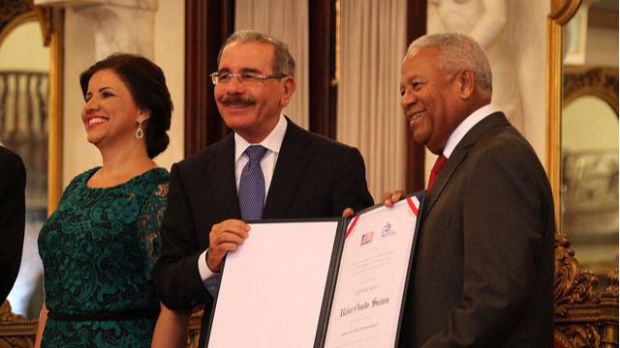 Presidente Danilo Medina entrega Premio Nacional de Periodismo 2017 a Osvaldo Santana.