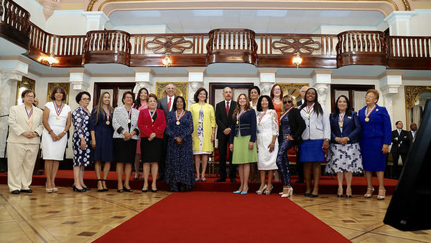 Danilo Medina entregó la Medalla al Mérito a 13 mujeres dominicanas.