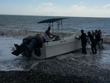 La Armada de la República Dominicana informó hoy de que mantiene activa la búsqueda de doce personas que viajaban ilegalmente hacía Puerto Rico.