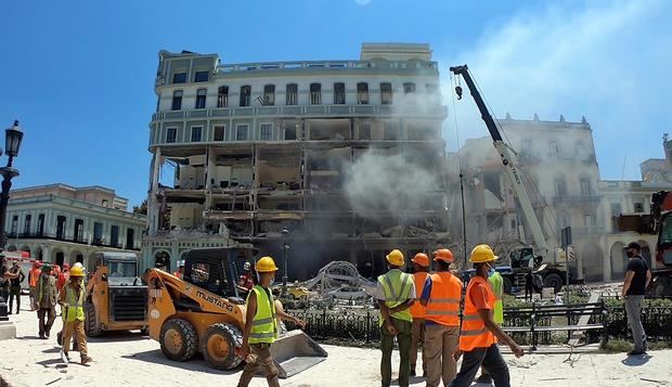 Cuerpos de emergencia trabajan en la zona tras una explosión en Hotel Saratoga, en la capital cubana.