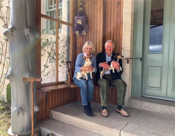 Fotografía facilitada por Clarense Hose del príncipe Carlos y su esposa Camila, la duquesa de Cornualles, en su residencia de Birkhall (Escocia).