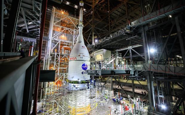 Fotografía cedida este lunes por la NASA en la que se registró la nave espacial Orion, preparada para la misión Artemis I, completamente ensamblada a su sistema de aborto de lanzamiento, en la High Bay 3 del edificio de ensamblaje de vehículos en el Centro Espacial Kennedy, en Merritt Island, Florida, EE.UU.
