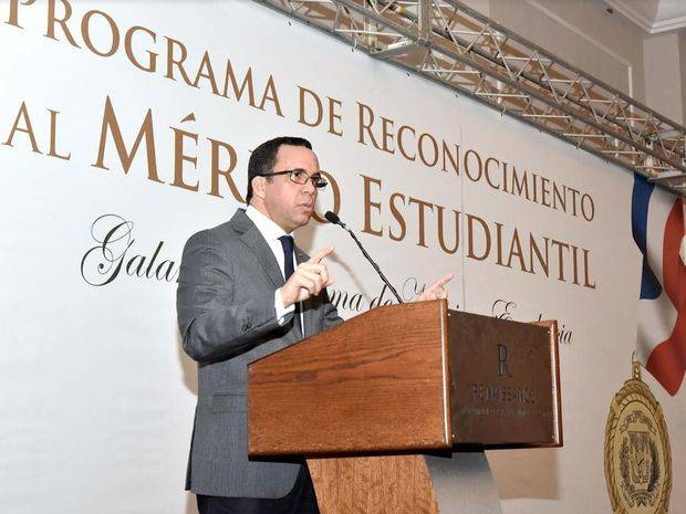 El ministro de Educación Andrés Navarro encabezó la entrega del Premio Nacional al Mérito Estudiantil.
