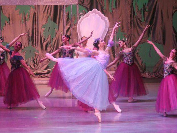 La víspera navideña recibe al ballet tradicional de la Navidad bajo la dirección artística de Carlos Veitía de Ballet Concierto Dominicano.