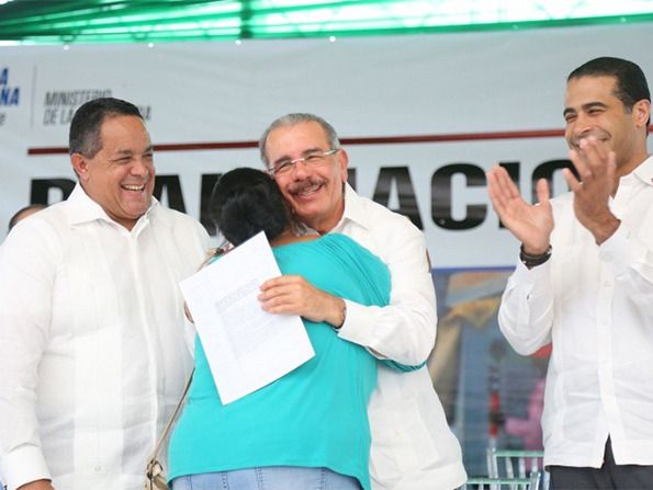 Danilo Medina durante la entrega de titulos.