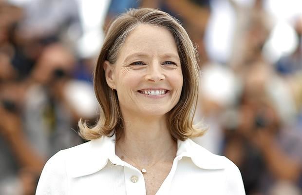 La actriz Jodie Foster llega al Festival de Cannes para recibir la Palma de Oro de honor de manos del director español Pedro Almodóvar.