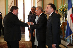 El embajador británico Chris Campbell
 saluda  al presidente Medina.