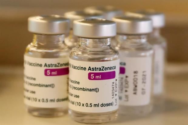 Fotografía del 24 de marzo del 2021 de varios viales de la vacuna de AstraZéneca contra la COVID-19.