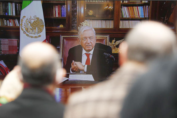 El presidente de México, Andrés Manuel López Obrador (pantalla), habla de manera virtual durante la 33 Reunión de Embajadores y Cónsules, hoy, en el Palacio Nacional, en Ciudad de México.
