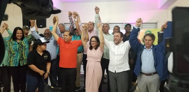 Dirigentes y candidatos en el acto de presentación de la boleta municipal en SDO por Alianza País.