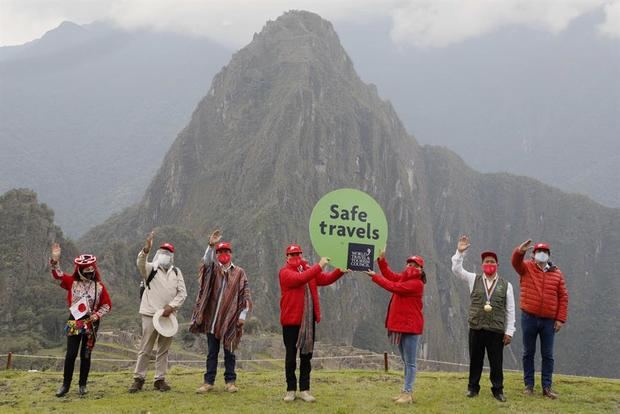 Fotografía cedida por el Ministerio de Comercio Exterior y Turismo de Perú que muestra a la titular de dicha cartera, Rocío Barrios (c-d), junto al presidente del Consejo de Ministros, Walter Martos (c-i), durante una ceremonia realizada en Machu Picchu, Cuzco, Perú.