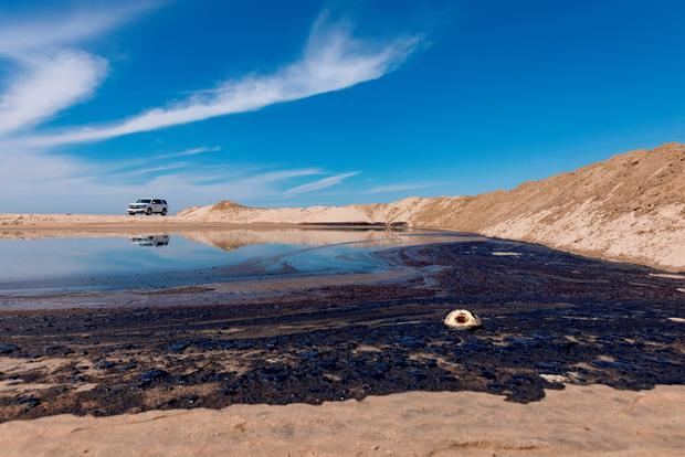 El alquitrán se acumula en la costa luego de un derrame de petróleo frente a la costa de Huntington Beach, California, EE. UU.