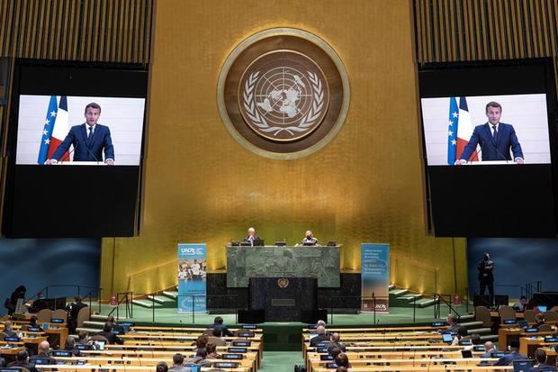 Vista del presidente francés, Emmanuel Macron (en pantalla), durante su intervención telemática en la 75 Asamblea General de las Naciones Unidas, celebrada este 21 de septiembre de 2020 en Nueva York, EE.UU.