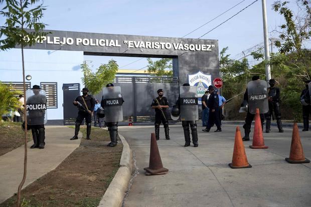 Fotografiá de archivo fechada el 23 de junio de 2021, que muestra a varios agentes antidisturbios en las afueras de la Dirección de Auxilio Judicial Complejo Policial Evaristo Vásquez, en Managua, Nicaragua.