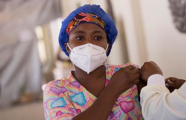 Imagen de archivo de una mujer vacunada contra la covid-19 en Puerto Príncipe, Haití.