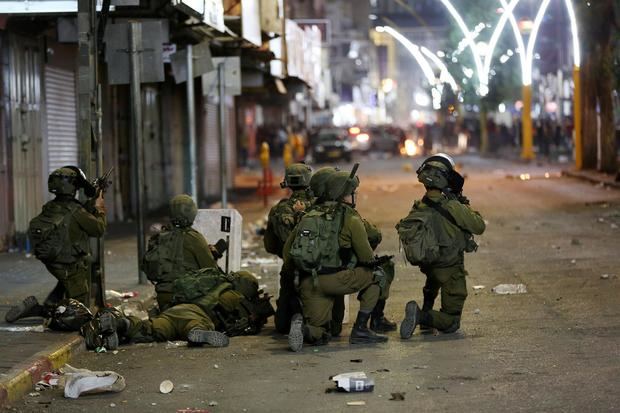 Las tropas israelíes son vistas durante los enfrentamientos con manifestantes palestinos en el centro de la ciudad de Hebrón, Cisjordania, el 12 de mayo de 2021. 
