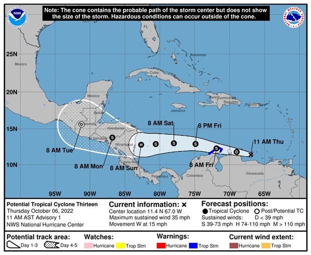 Imagen cedida hoy jueves por la Oficina Nacional de Administración Oceánica y Atmosférica de Estados Unidos (NOAA) a través del Centro Nacional de Huracanes (NHC), en la que se muestra el pronóstico de cinco días del paso de la perturbación ciclónica número Trece.