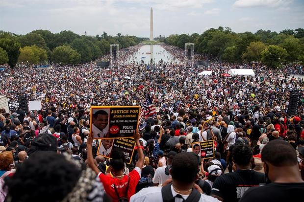 Manifestantes se congregan en el Lincoln Memorial para realizar una protesta bautizada “Quita tu rodilla de nuestros cuellos”, durante la conmemoración del 57 aniversario de la Marcha sobre Washington de Martin Luther King, este 28 de agosto de 2020 en Washington, EE.UU.