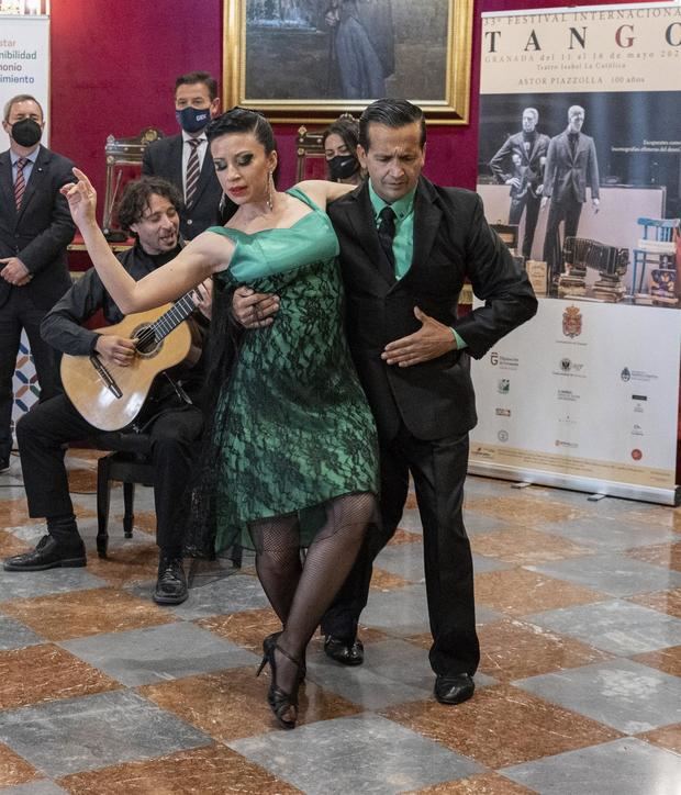 Granada estrena la 33 edición del Festival de Tango este martes en el salón de plenos del ayuntamiento de Granada con el director del festival, Tato Rébora y el Alcalde de Granada, Luis salvador.