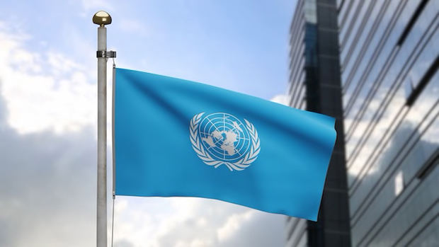 Bandera de la ONU ondeando en el viento en la ciudad de Nueva York.