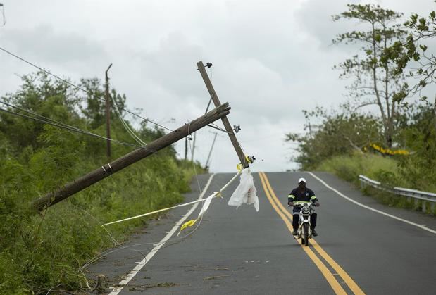Un motorista fue registrado el pasado miércoles, 21 de septiembre, al pasar junto a un poste del alumbrado público que fue derribado por el paso del huracán Fiona, en Hato Mayor, República Dominicana.
