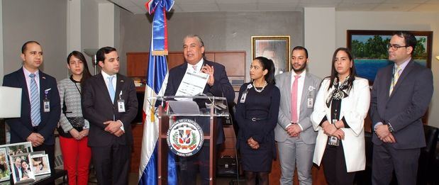 Hijos de migrantes dominicanos en EEUU podrán solicitar becas para posgrado