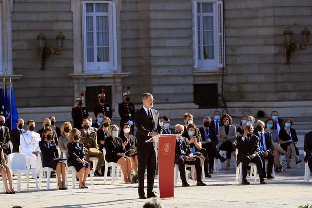 El rey Felipe VI, durante su discurso en el Patio de la Armería del Palacio Real donde se ha celebrado este jueves el homenaje de Estado a las víctimas de la pandemia de coronavirus y a los colectivos que le han hecho frente en primera línea.
