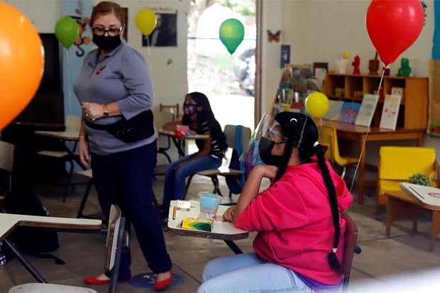Una maestra imparte una clase a un reducido número de alumnos en una escuela de Cayey, Puerto Rico.