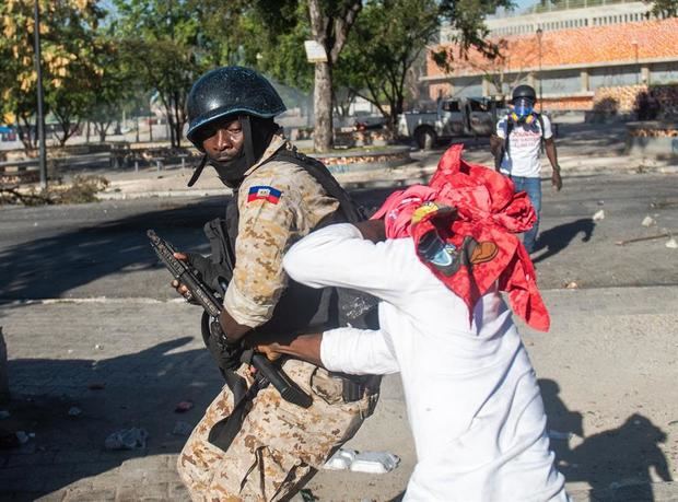 Un policía fue registrado este lunes al enfrentarse a un manifestante en Champs Mars, cerca del Palacio Nacional, en Puerto Príncipe, Haití.