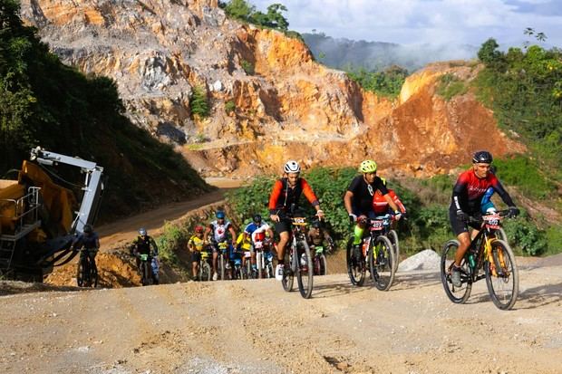 Con fuerza los ciclistas llegan a la alta cima montañosa.