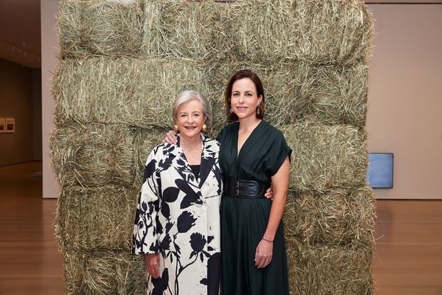 Patricia Phelps de Cisneros y Adriana Cisneros de Griffin fotografiadas con una obra de Cildo Meireles en la exposición ChosenMemories: ContemporaryLatin American Art fromthe Patricia Phelps de Cisneros Gift, TheMuseumof Modern Art (30 de abril – 9 de septiembre de 2023).